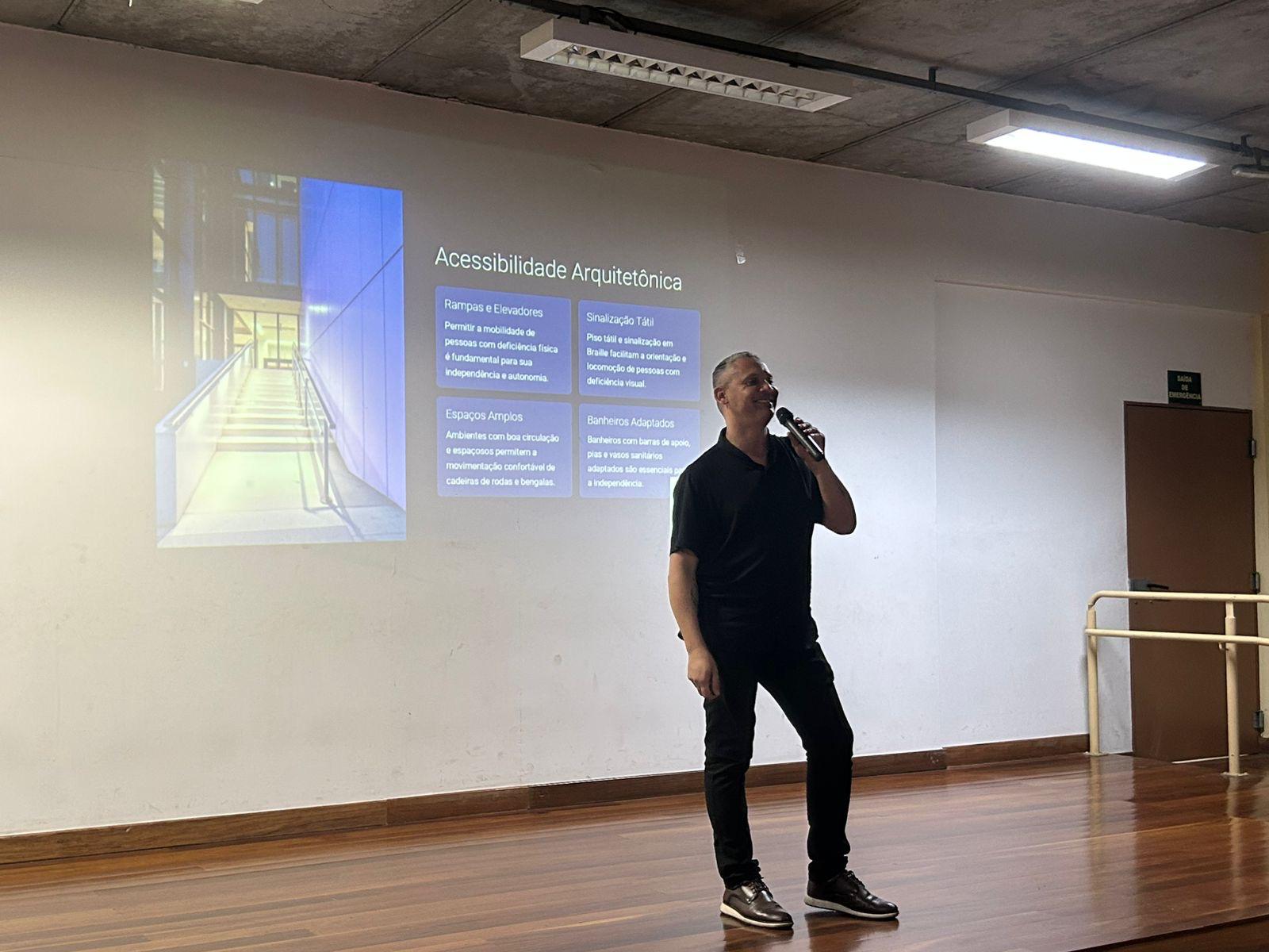 Pessoa conduzindo treinamento sobre acessibilidade